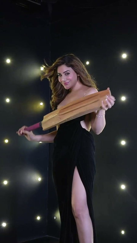 BUSTY TEMPTRESS KANGNA SHARMA FLAUNTING CURVES SHOOT 2