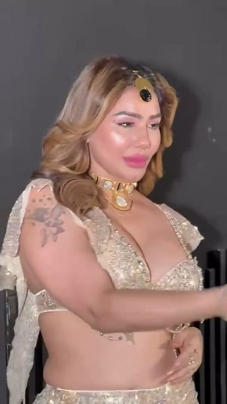 SEDUCTRESS KANGNA FAPWORTHY TEASE 2