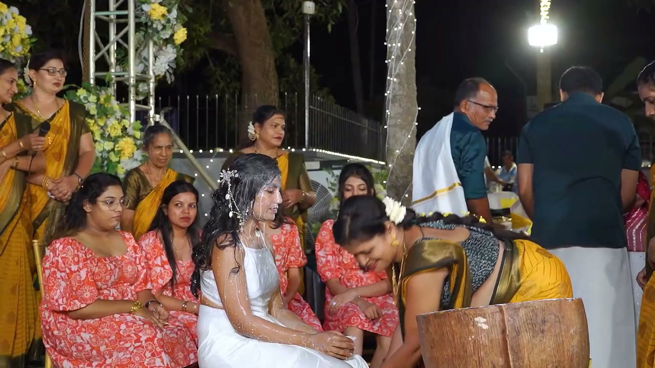 Tulu aunties hot navel in yellow saree 2