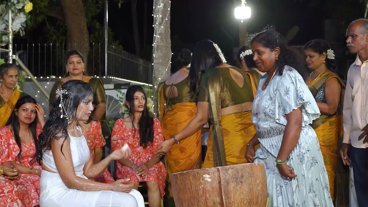 Tulu aunties hot navel in yellow saree 2
