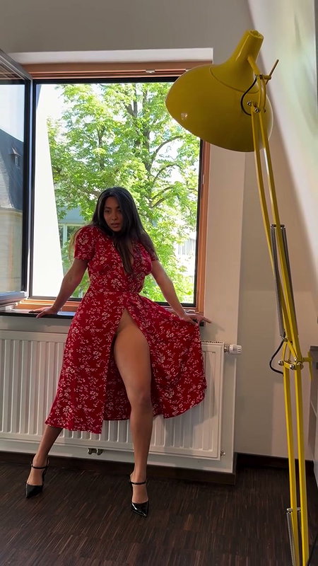 AMINA OPEN THIGHS PANTYLESS NAUGHTY SHOOT TEASE WILD 2
