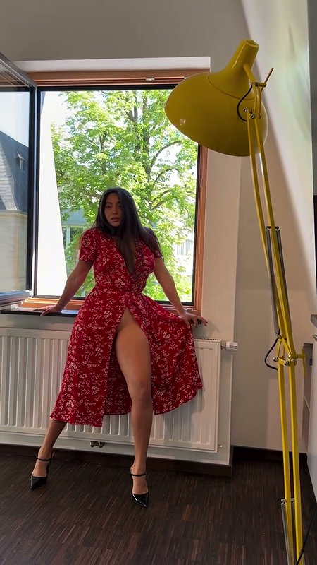 AMINA OPEN THIGHS PANTYLESS NAUGHTY SHOOT TEASE WILD 2
