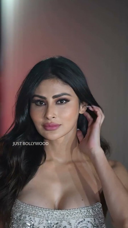 AND IRRESISTIBLE CLEAVAGE BONG BABE MOUNI ROY CHICK TEASE VIDEOS 2 2