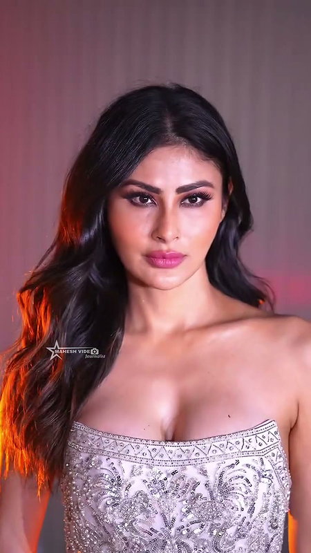 AND IRRESISTIBLE CLEAVAGE BONG BABE MOUNI ROY CHICK TEASE VIDEOS 2 4