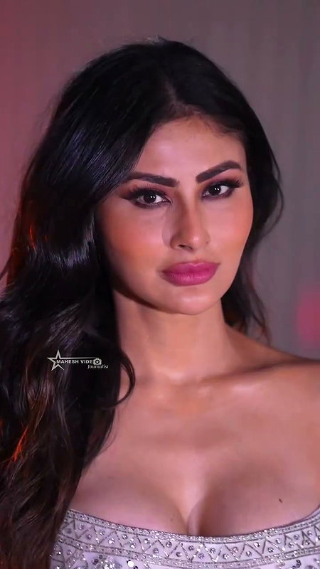 AND IRRESISTIBLE CLEAVAGE BONG BABE MOUNI ROY CHICK TEASE VIDEOS 2 4