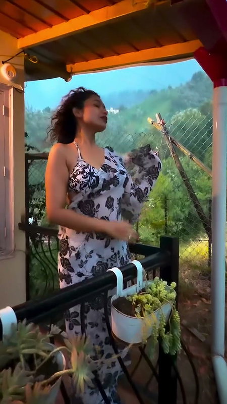 DAMN SEDUCTIVE SEXY WIFE MATERIAL IN BRA BLOUSE SAREE LOOKS 2