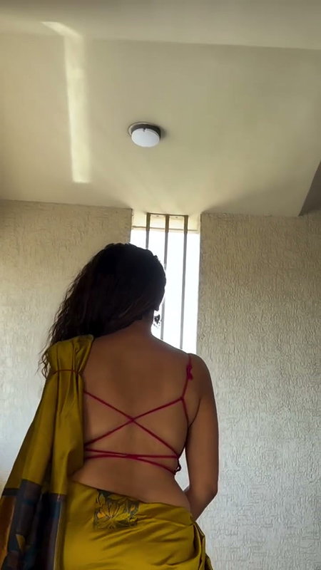 YUMM SEXY WIFE MATERIAL IN BACKLESS SAREE CLEAVAGE UUFFF 2