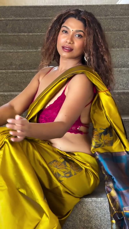 YUMM SEXY WIFE MATERIAL IN BACKLESS SAREE CLEAVAGE UUFFF 2