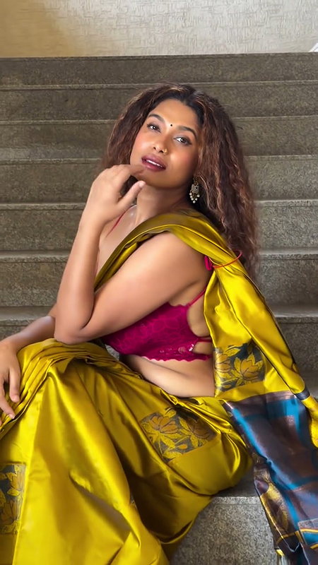 YUMM SEXY WIFE MATERIAL IN BACKLESS SAREE CLEAVAGE UUFFF 2