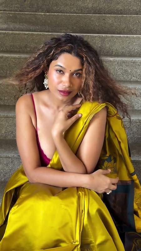 YUMM SEXY WIFE MATERIAL IN BACKLESS SAREE CLEAVAGE UUFFF 2