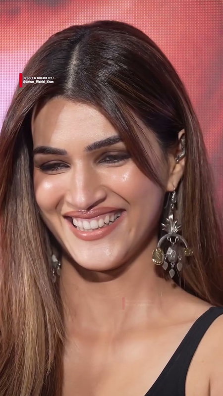 RAUNCHY CAPTIVATING KRITI SANON NAUGHTY FAP CHICK LOOKS VIDEOSS 2 4