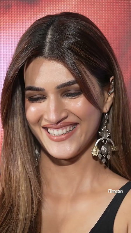 RAUNCHY CAPTIVATING KRITI SANON NAUGHTY FAP CHICK LOOKS VIDEOSS 2 6