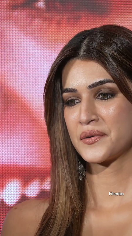 RAUNCHY CAPTIVATING KRITI SANON NAUGHTY FAP CHICK LOOKS VIDEOSS 2 6
