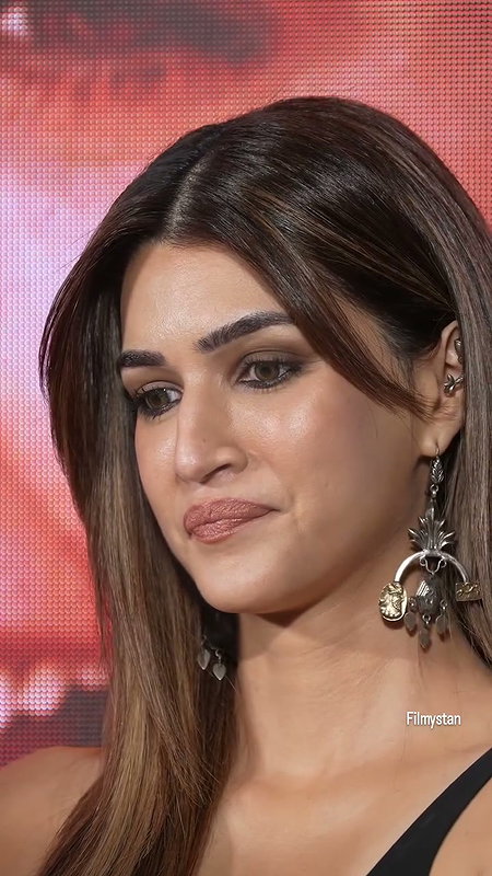 RAUNCHY CAPTIVATING KRITI SANON NAUGHTY FAP CHICK LOOKS VIDEOSS 2 6