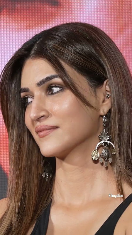 RAUNCHY CAPTIVATING KRITI SANON NAUGHTY FAP CHICK LOOKS VIDEOSS 2 7