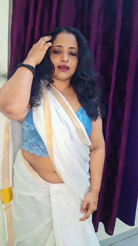 aunty fleshy navel in white saree 2 2