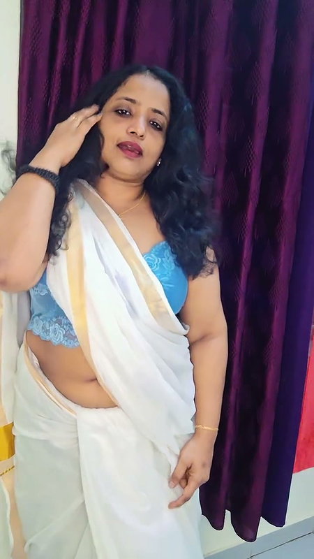 aunty fleshy navel in white saree 2 2