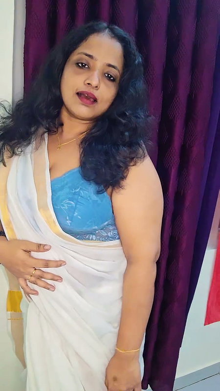 aunty fleshy navel in white saree 2 2