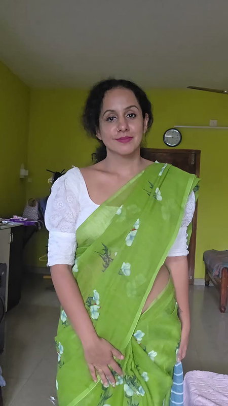 malayali lady wide tummy and navel in green saree 2 2