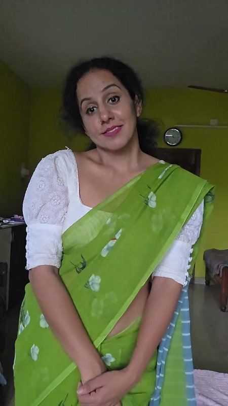 malayali lady wide tummy and navel in green saree 2 2