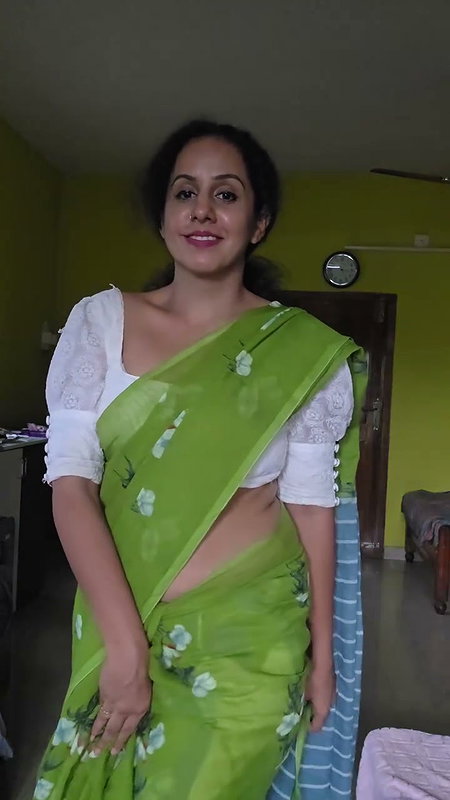 malayali lady wide tummy and navel in green saree 2 2
