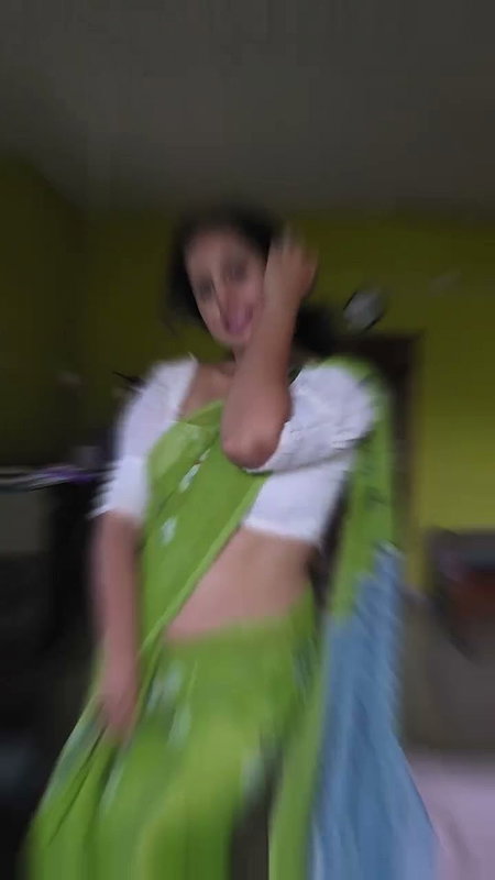 malayali lady wide tummy and navel in green saree 2 2