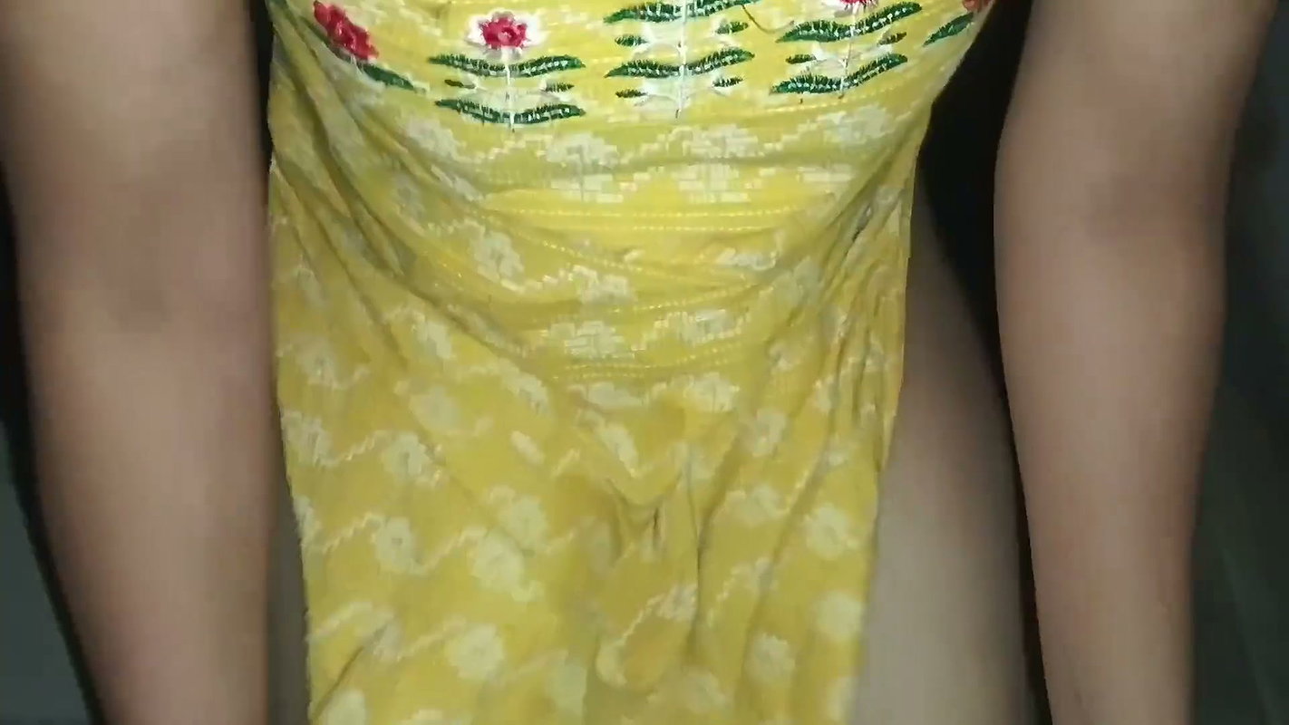 Desi bhabhi’s hot pussy is on the chair