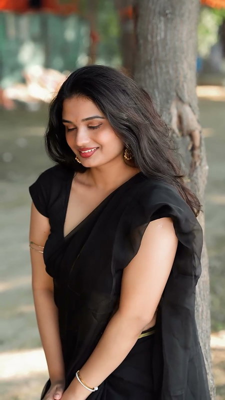 homely girl boobs in blouse sexy navel show