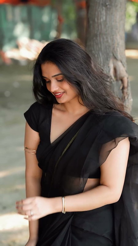 homely girl boobs in blouse sexy navel show