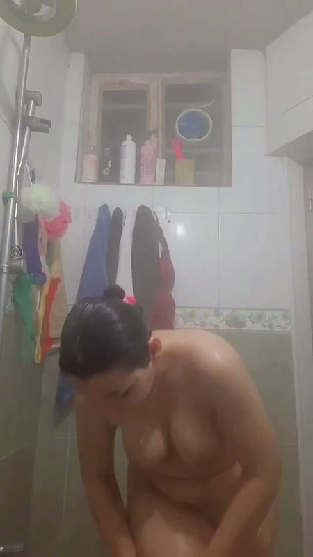 DESI SEXY FIGURE MAAL NUDE BATHING