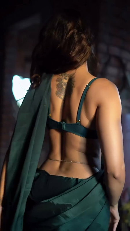 Tempting Girl Looking So Erotic In Saree