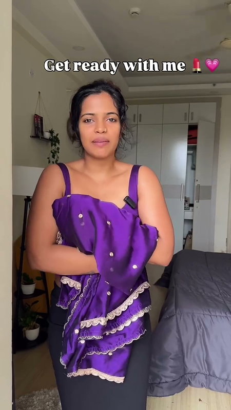 girl open boobs in blouse and hot navel deep show