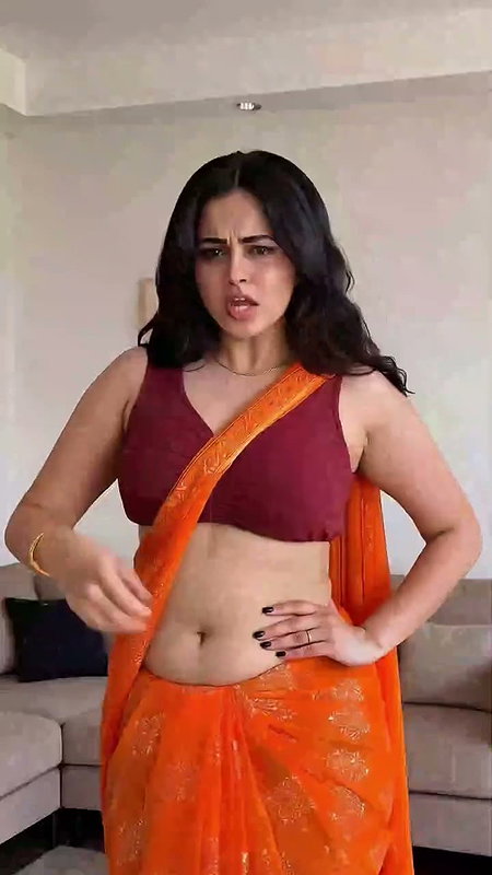 Desi Girl Samaira Hot Navel Show 2