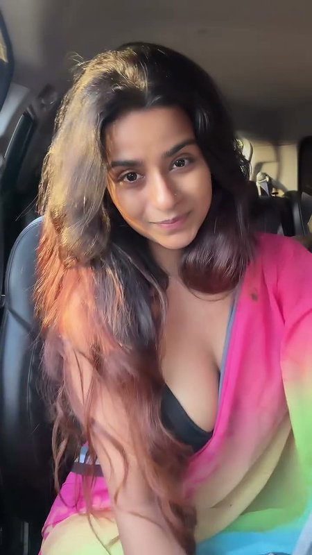 KHAN POPPING BOOBS CLEAVAGE IN SAREE 2