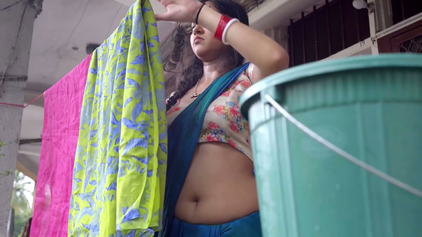 Chubby desi lady hot wide tummy and big open navel in blue saree 1