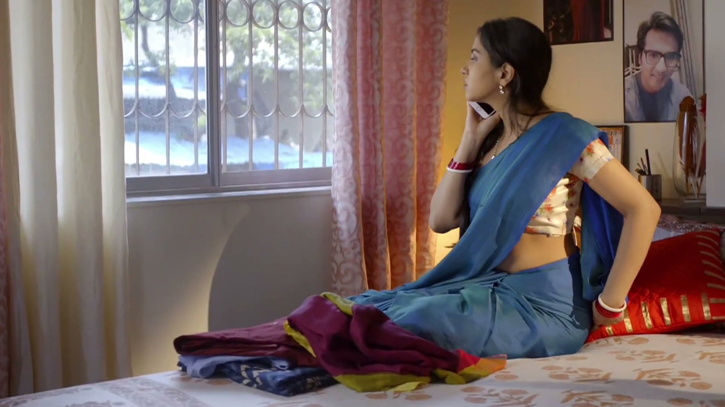 Chubby desi lady hot wide tummy and big open navel in blue saree 1