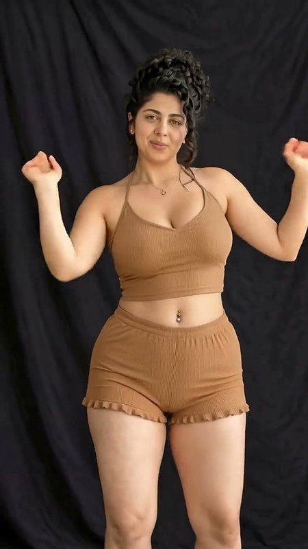Ritvi Hot Cleavage And Navel Show