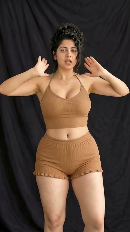 Ritvi Hot Cleavage And Navel Show