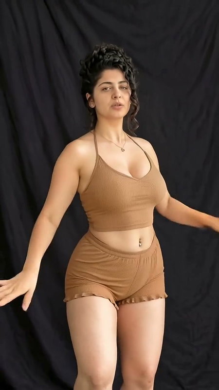Ritvi Hot Cleavage And Navel Show