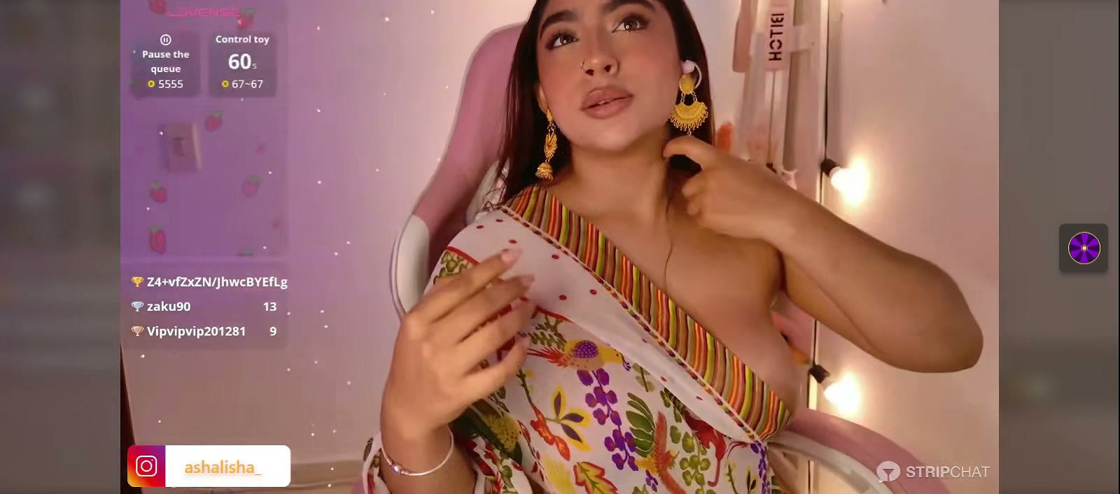 GIRL IN SAREE seducing pressing boobs