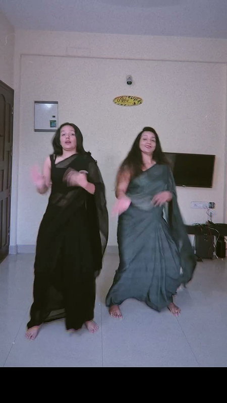 mom and daughter dance in black saree 2