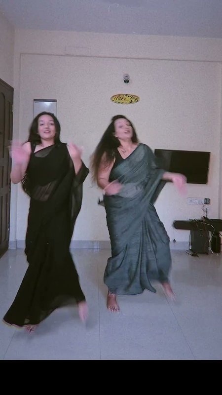 mom and daughter dance in black saree 2