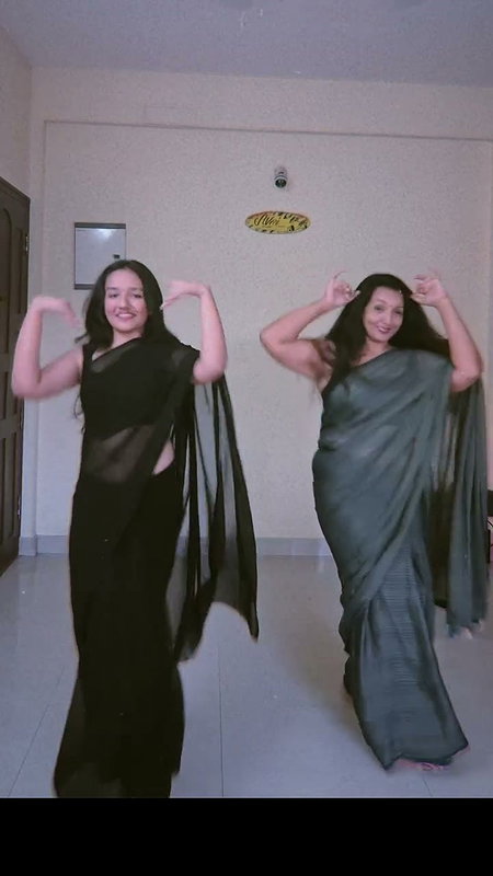 mom and daughter dance in black saree 2