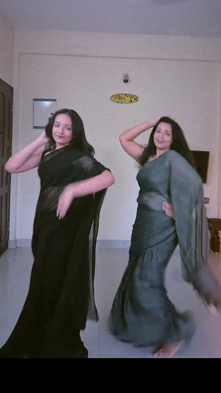 mom and daughter dance in black saree 2
