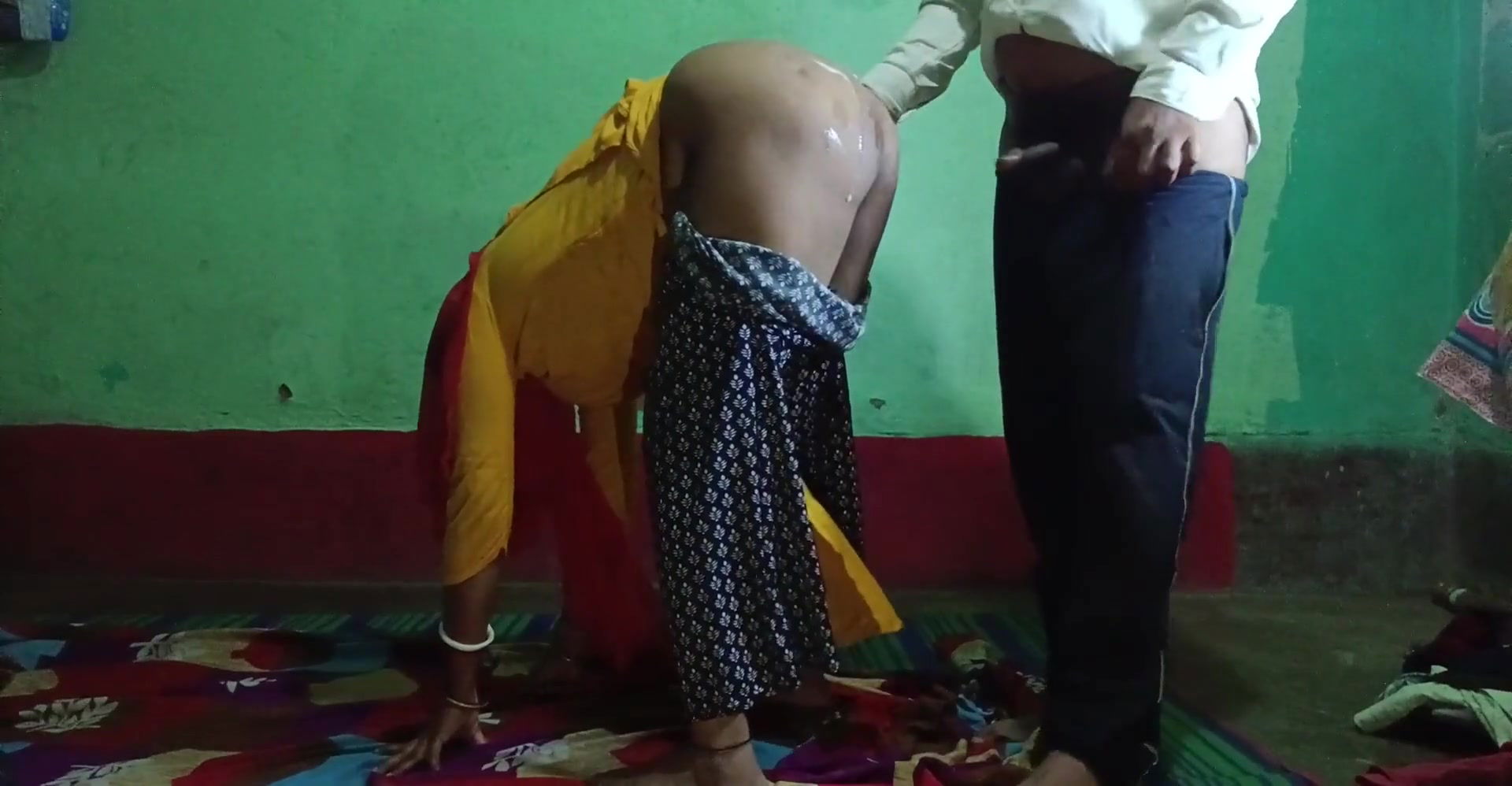 Desi bhabhi pussy fuck in village housewife cupal sex video.