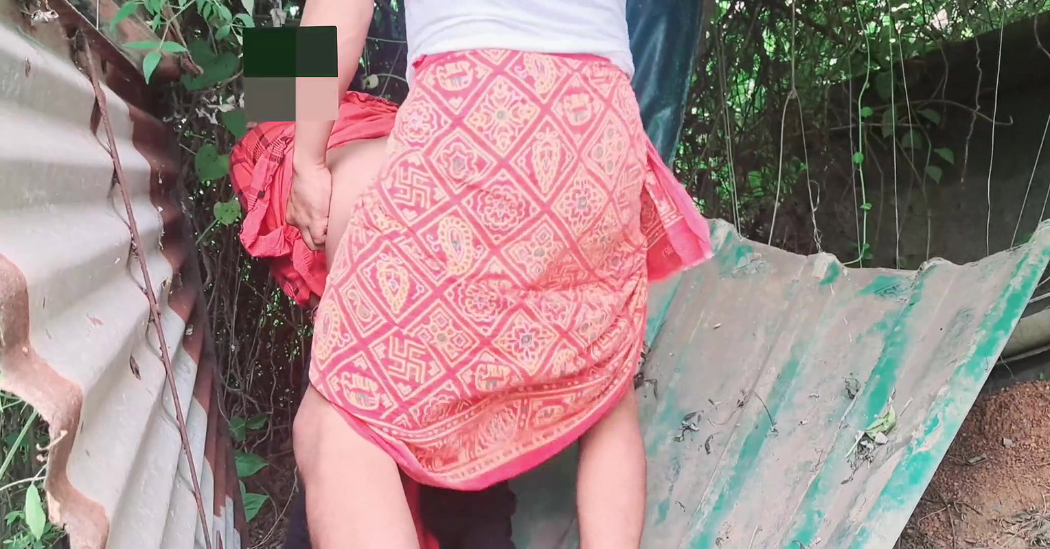 Best Indian Bangali Village bhabhi fucking outdoor forest by devar