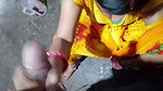 Sister-in-law in the kitchen, sister-in-law took out the water of the brother-in-law’s land, showing big boobs with her hands Hindi audio
