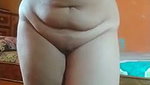 Indian Bhabhi garmi se pareshaan hoke khud ko maze deti hue