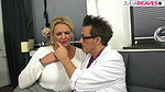 ConnyDachs Blonde Dee Severa isst sperma nachdem sie sich fur einen harten fick gebuckt hat