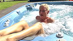 Dirty Tina Outdoor im Jacuzzi gefickt